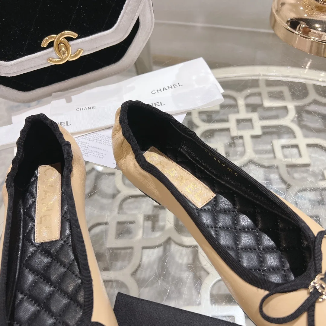 👟👟Ex-factory price 540👟👟 🌹🌹🌹2025 latest CHANEL Chanel early spring catwalk new model 🌸️Purchased the original version in Hong Kong and opened the mold exclusively. Top quality % genuine last developed with smooth lines. The shoe shape is perfect and can be safely entered and exited from the counter! Official website 1:1 production. 🇮🇹🇮🇹🇮🇹 Material: Mixed sheepskin imported from Italy & private molded double C buckle and letters are delicate, smooth, shiny and feel great! 💅The fabric and the feet are made of the same material, which is great on the feet! ! ! Color: black/apricot Code number: 34-40 (custom-made sizes 41 and 42 are non-refundable)